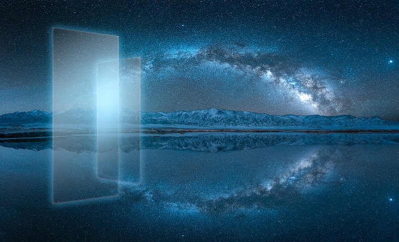 雪山银河星空下的发光玻璃图片下载