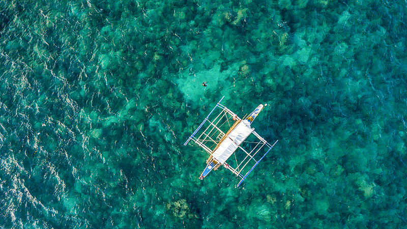 菲律宾长滩岛海面停泊的螃蟹船图片下载