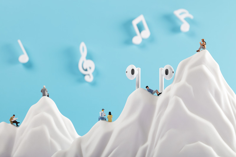 微缩创意雪山音符耳机与听歌的人群图片下载