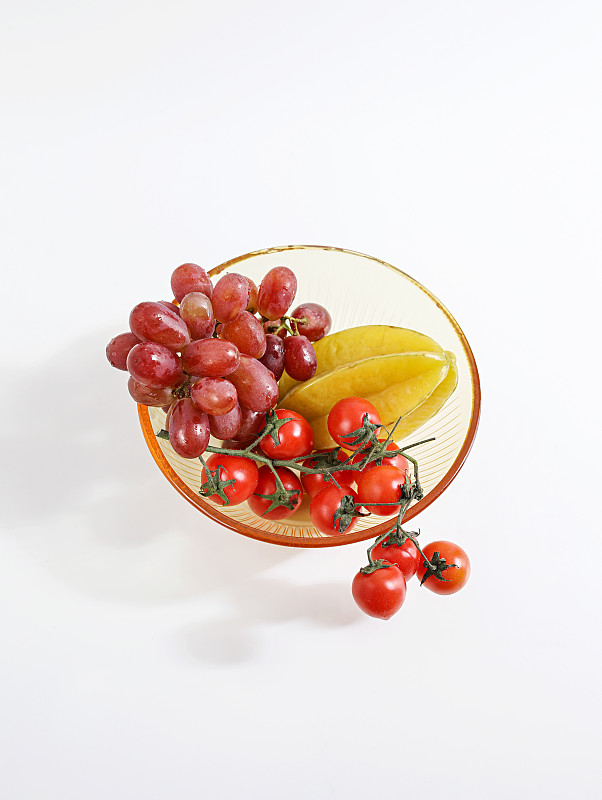 白色桌面碟子上装着的新鲜水果西红柿图片下载