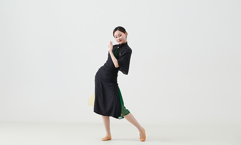 穿着中式旗袍翩翩舞蹈的亚洲少女舞者图片下载