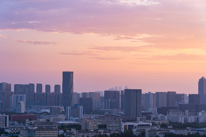 夏天清晨日出金色朝霞中的浙江杭州滨江城市高楼大厦建筑风光图片下载