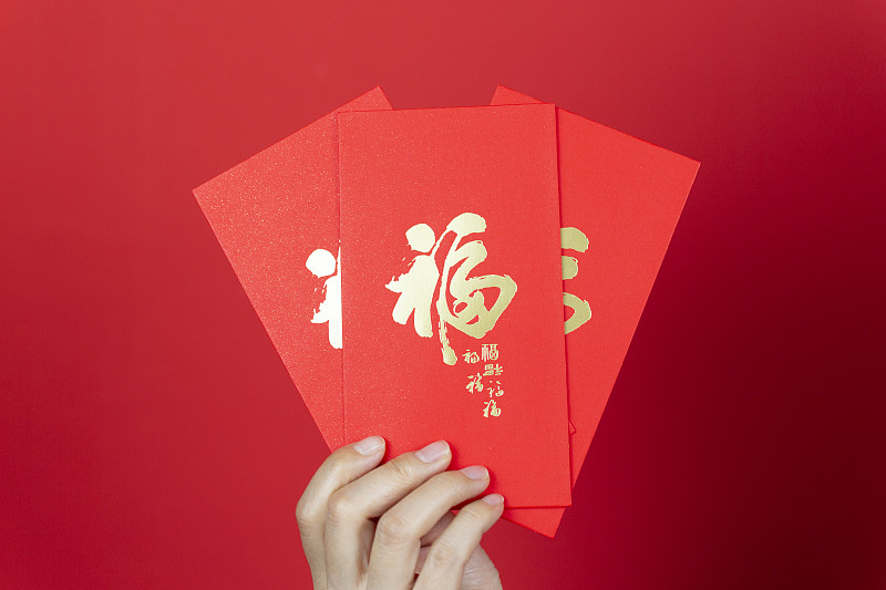 春节亚洲女性手拿红包图片下载