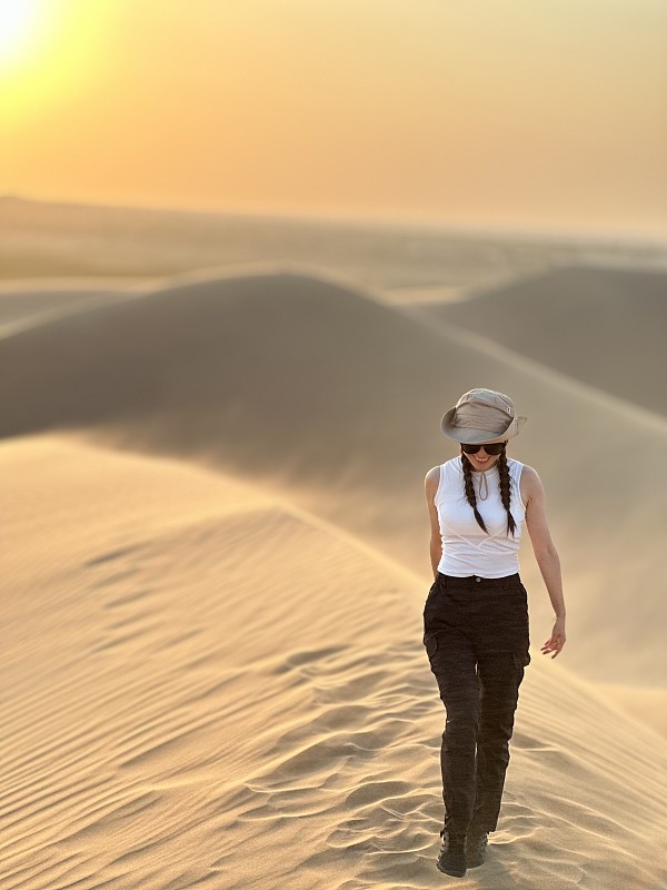 沙漠中的年轻女子图片下载