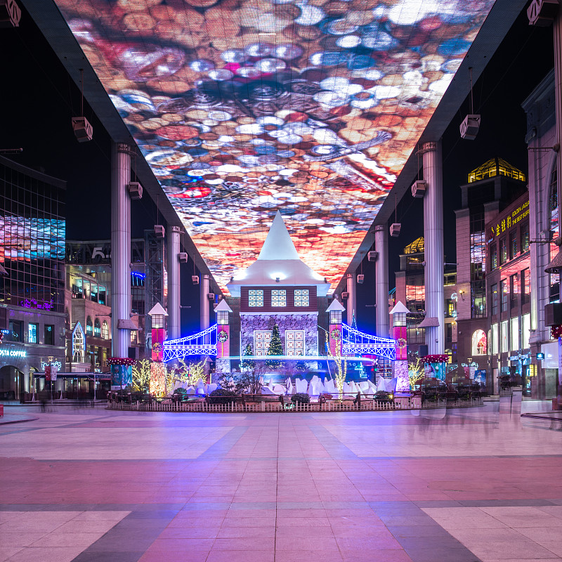 北京世贸天阶圣诞节巨型装饰夜晚拍摄图片下载