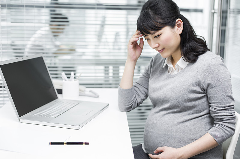怀孕的商务女士感觉不舒服图片素材