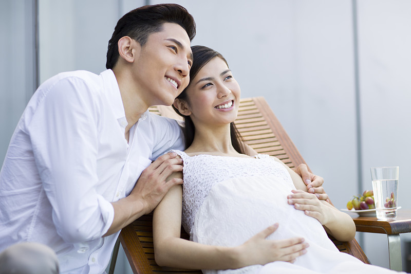 快乐的丈夫和怀孕的妻子图片下载
