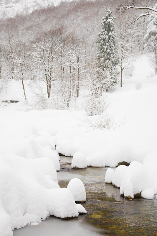 冬季风景:雪原上的山河。图片素材