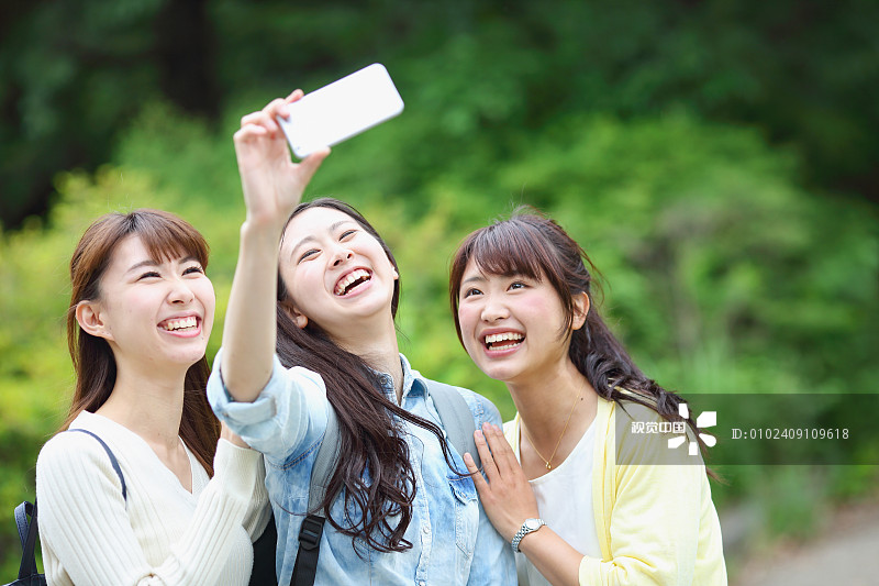 年轻的日本女性在一起自拍图片下载