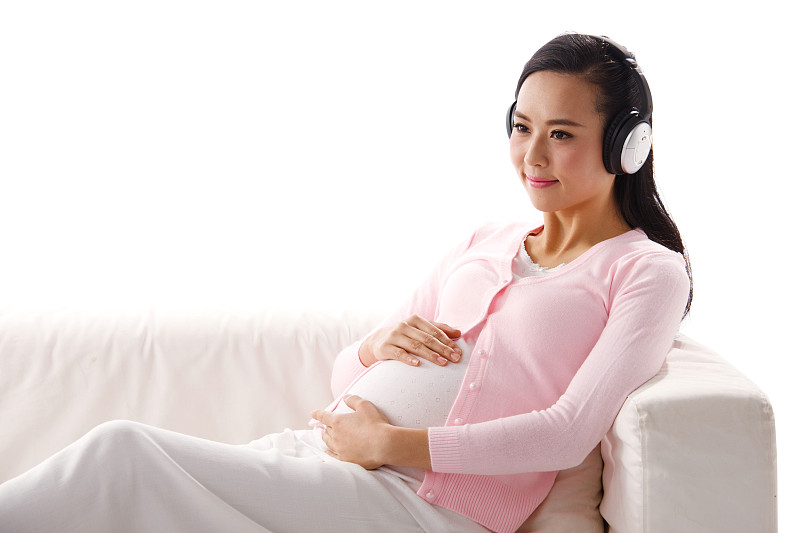 孕妇坐在沙发上听音乐图片下载