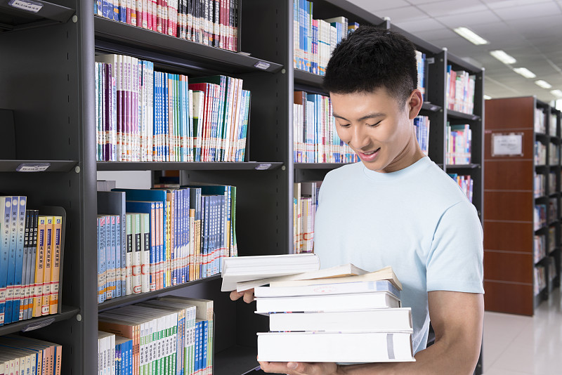 College student reading in library图片下载