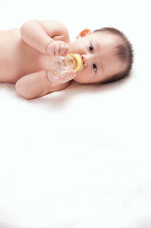 一个婴儿躺着喝奶图片下载