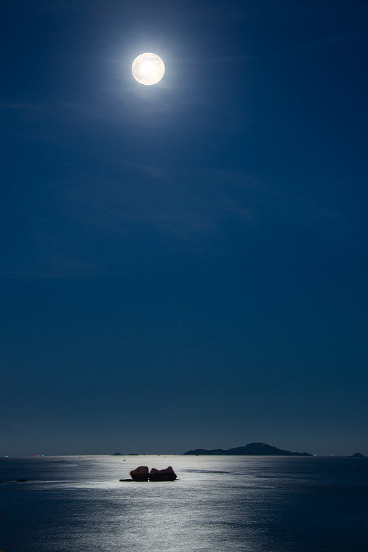 厦门海上的月亮图片下载