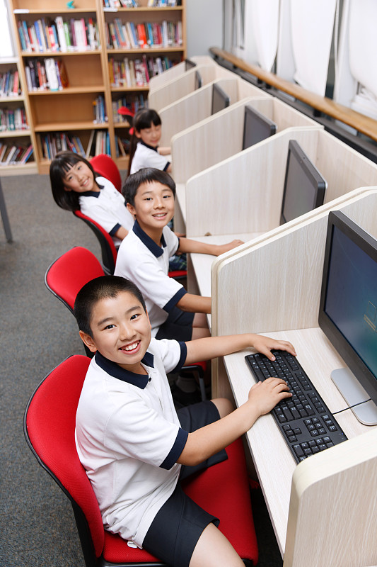 小学生在阅览室里使用电脑图片素材