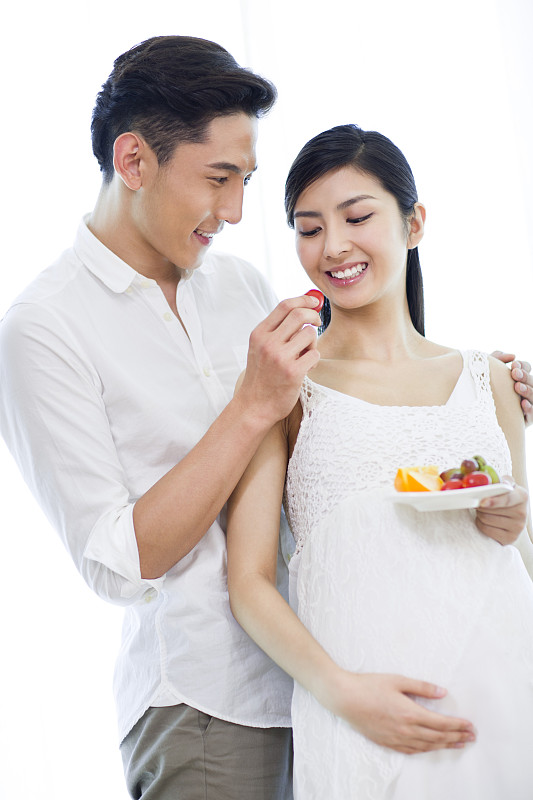 丈夫喂怀孕的妻子水果图片下载