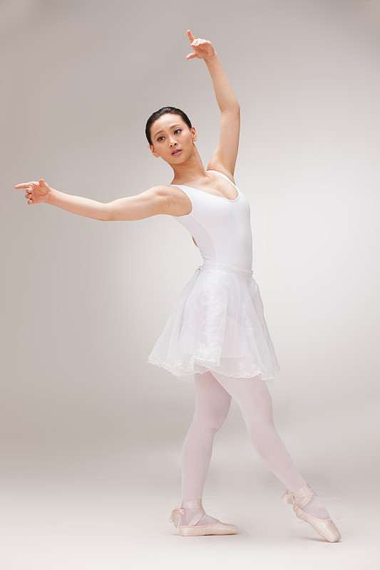 年轻女孩跳芭蕾舞图片下载