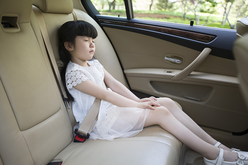 小女孩在汽汽车后座睡觉图片下载