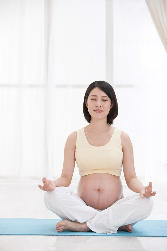 孕妇做瑜伽图片下载