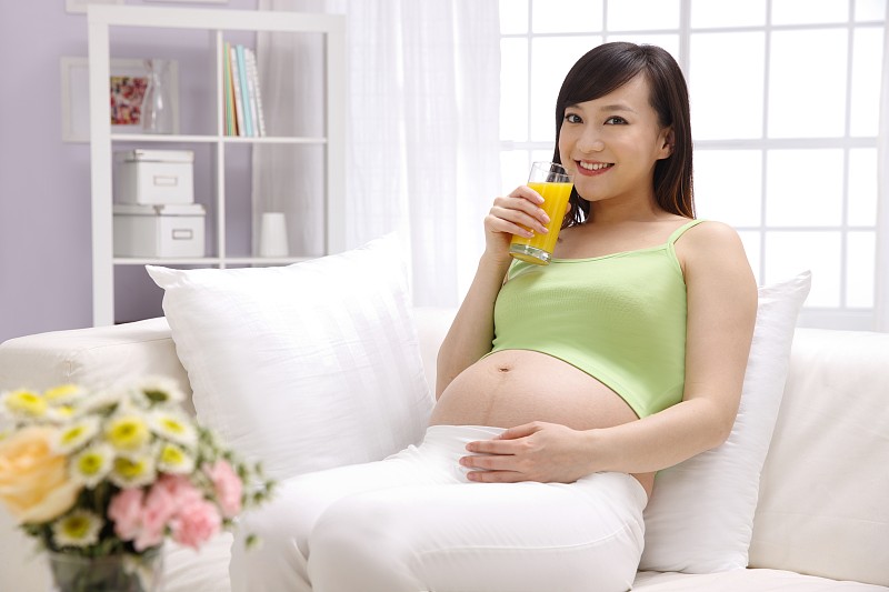 孕妇喝橙汁图片下载