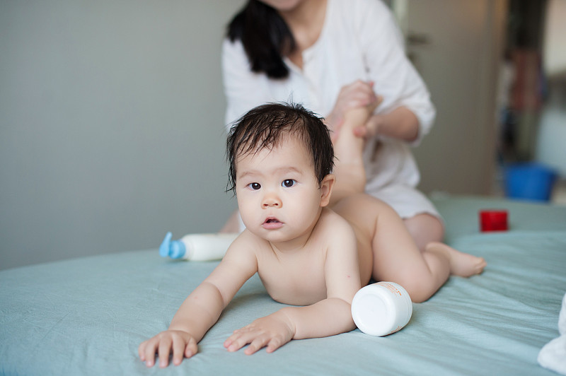 Mother and naked baby, skin care图片素材