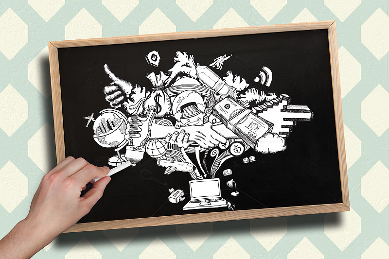 用粉笔在木框黑板上手绘计算图形的合成图像图片下载