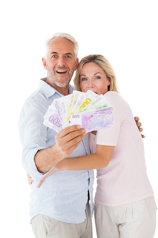 一对幸福的夫妇在白色背景上亮出他们的钞票图片下载