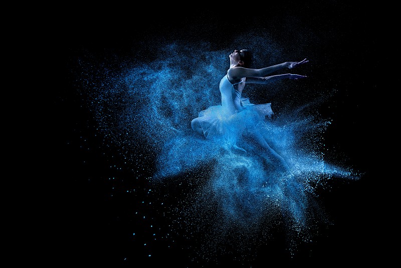 年轻美丽的舞者跃入蓝色的粉云图片下载
