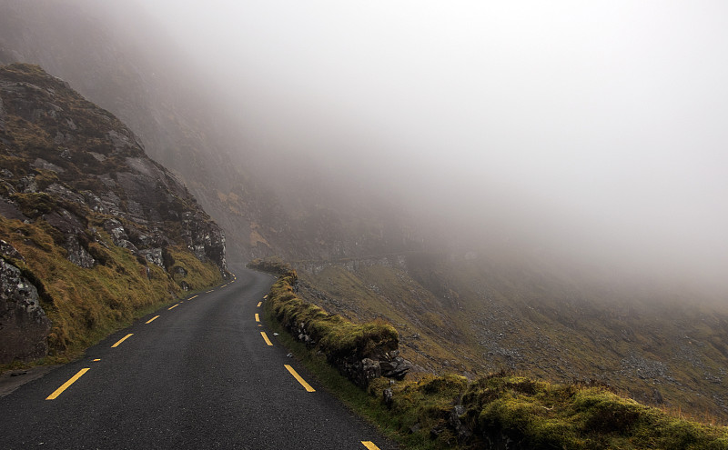 爱尔兰丁格尔的高速公路上覆盖着薄雾。图片下载