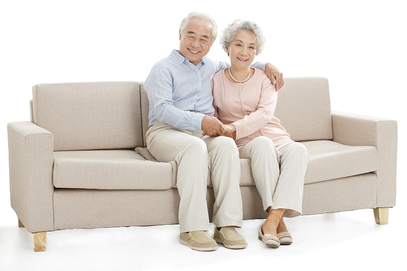 幸福的老年夫妇坐在沙发上图片下载