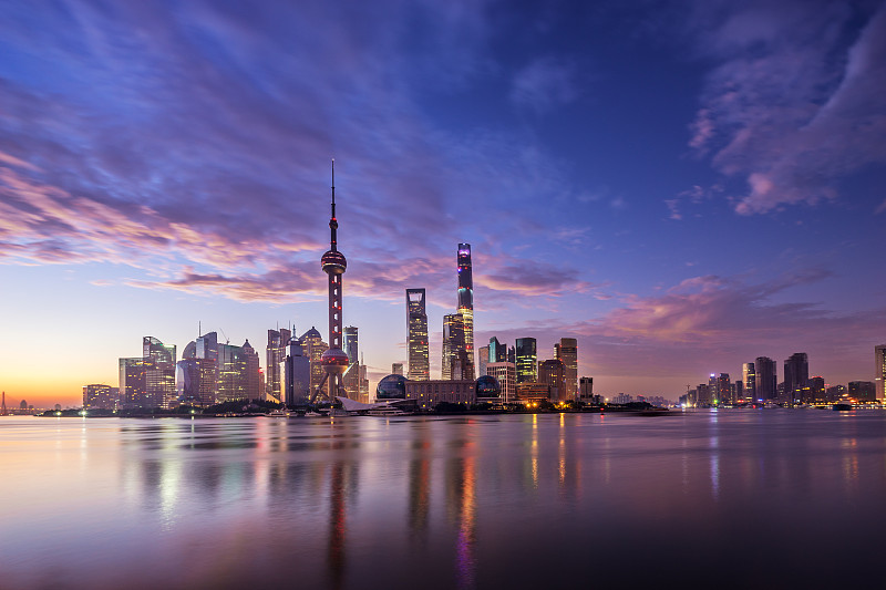 暮色下的上海浦东陆家嘴城市风光图片素材