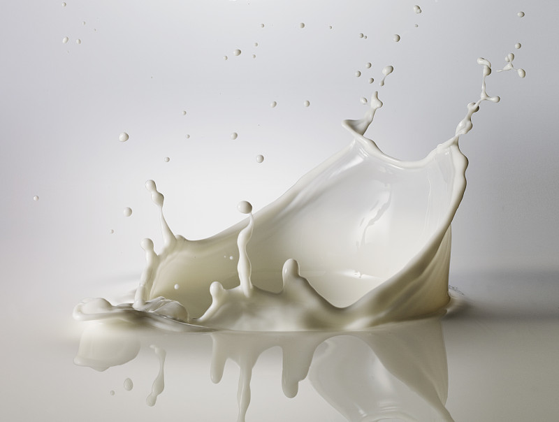 溅牛奶的高速图像图片下载