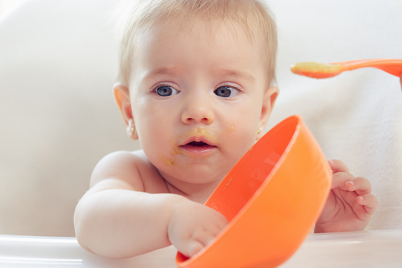 婴儿吃粥图片素材
