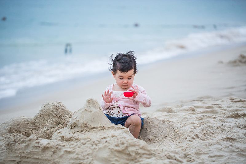 海边沙滩玩耍的小女孩图片素材