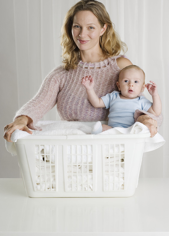 妈妈在洗衣篮里抱着婴儿图片素材