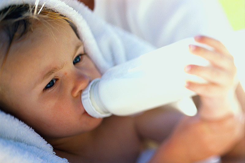 幼儿饮用瓶装牛奶图片下载