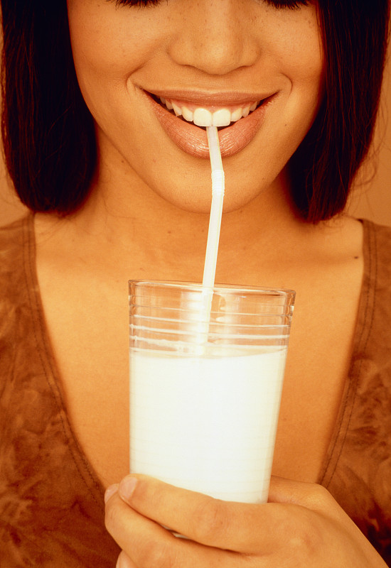 年轻女子喝牛奶图片下载