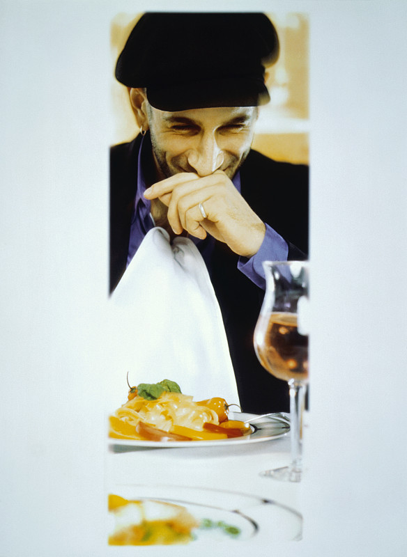 在餐厅吃饭的男人图片下载