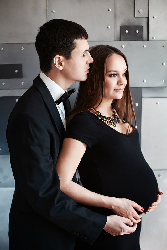 年轻幸福的怀孕夫妇图片素材