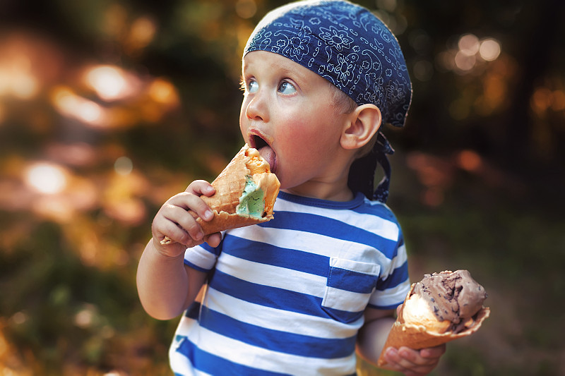 男孩吃冰淇淋图片素材