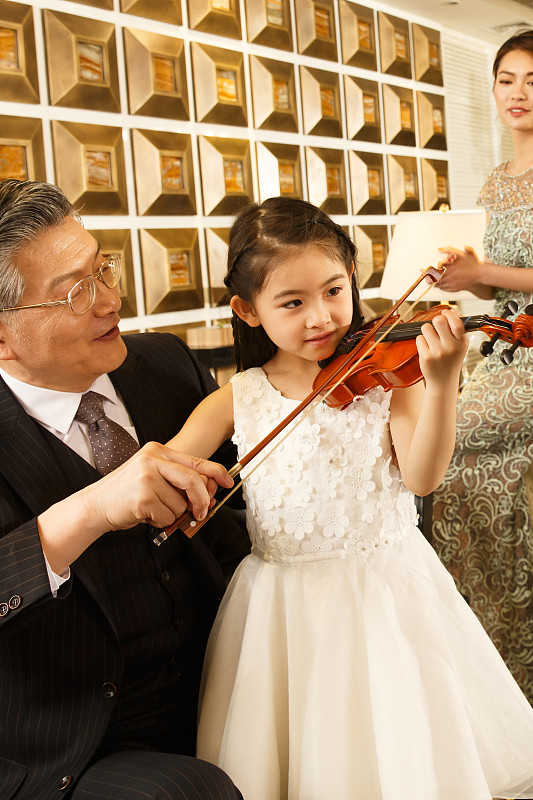 祖父在教孙女拉小提琴图片下载