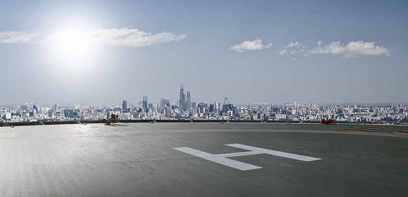 逆光下的北京CBD远景和楼顶直升机停机坪图片下载