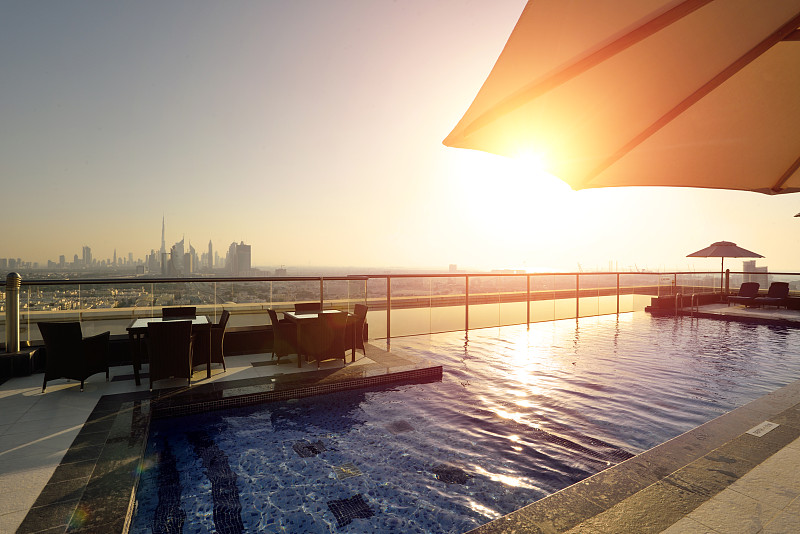 迪拜城市天际线与无边泳池图片下载