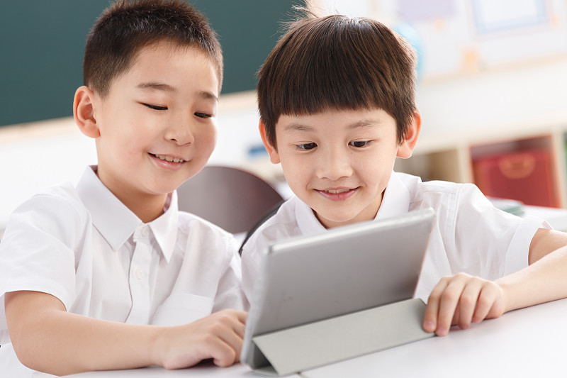 两个小学生在使用平板电脑图片下载