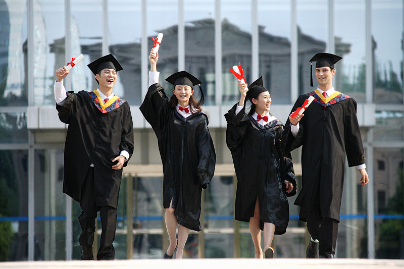 四个身穿学士服的大学生图片下载