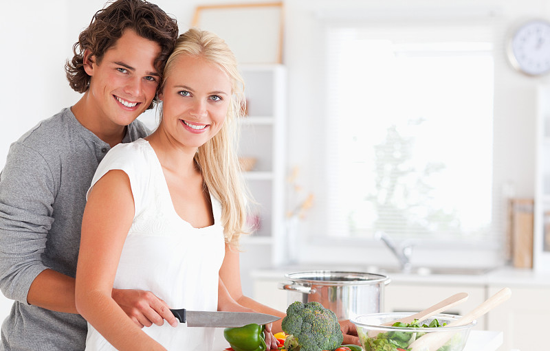 相爱的年轻夫妇在厨房做饭图片下载