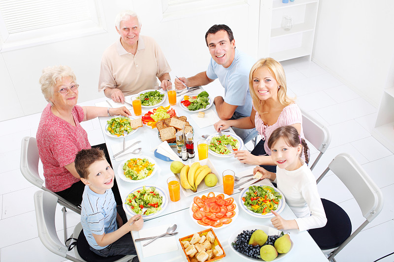一家人聚在一起吃饭的快乐。图片下载