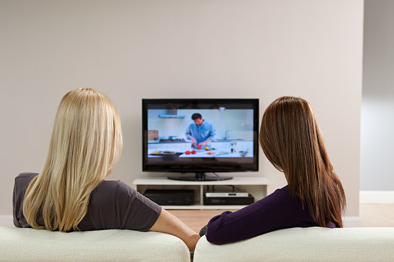 两个年轻女人在看电视图片下载