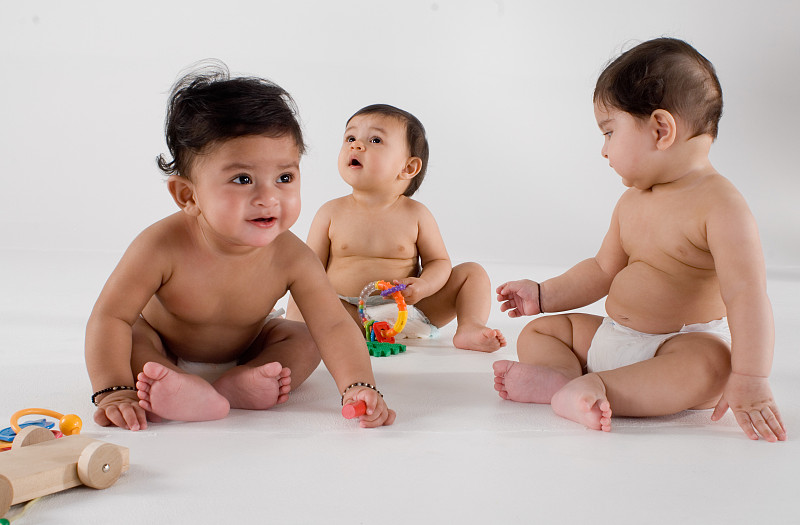 三个婴儿在玩玩具图片下载