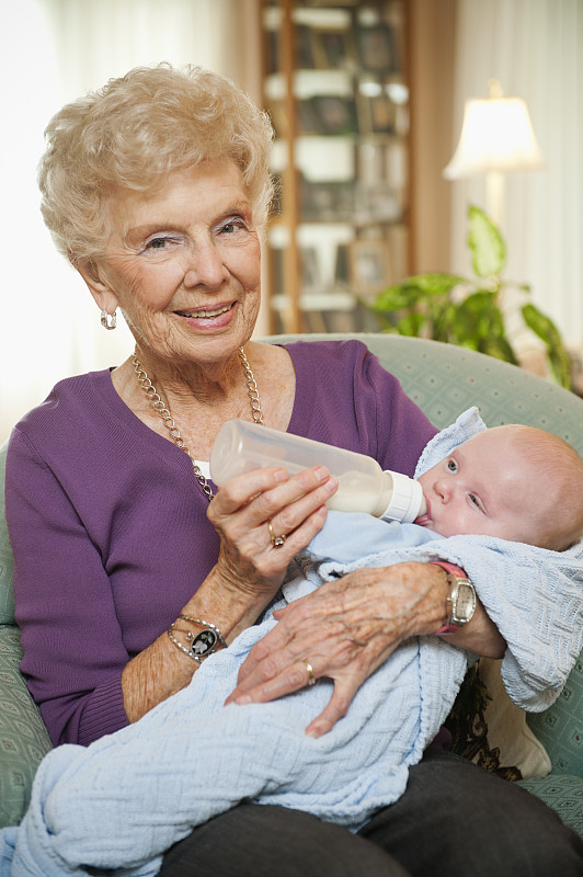 美国，犹他州，盐湖城，老奶奶给孙子喂奶的照片(2-5个月)摄影图片下载