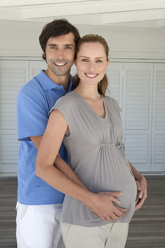 男子抱着怀孕女友的肚子图片下载